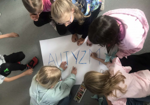 Uczniowie wukonujący prace plastyczne