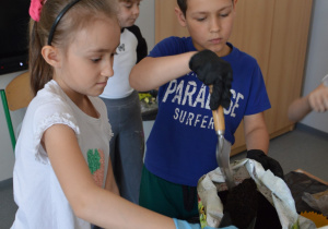 Uczniowie w czasie prac warsztatowych