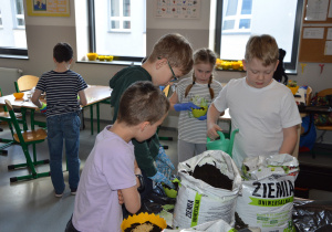 Uczniowie w czasie prac warsztatowych