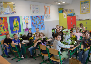 Uczniowie prezentujący swoje prace
