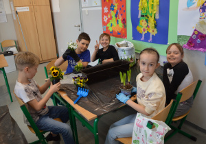 Uczniowie prezentujący swoje prace
