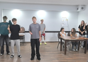 Uczniowie prezentujący scenkę
