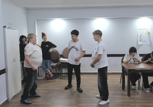 Uczniowie prezentujący scenkę