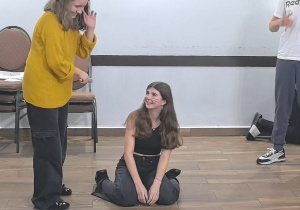 Uczniowie prezentujący scenkę