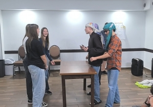 Uczniowie prezentujący scenkę