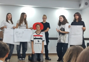Uczniowie prezentujący scenkę