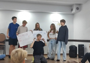 Uczniowie prezentujący scenkę