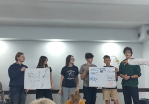 Uczniowie prezentujący scenkę