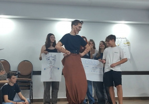 Uczniowie prezentujący scenkę