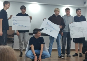 Uczniowie prezentujący scenkę