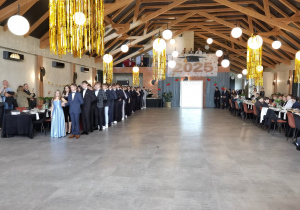 uczniowie tańczący Poloneza