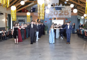 uczniowie tańczący Poloneza