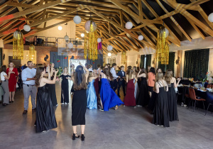 Zdjęcie grupowe tańczących uczniów