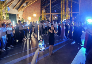 Zdjęcie grupowe tańczących uczniów