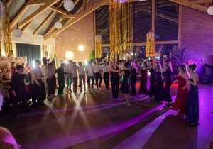 Zdjęcie grupowe tańczących uczniów