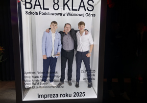 Uczniowie klasy 8c wychowawcą