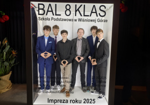 Uczniowie klasy 8c wychowawcą