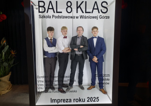 Uczniowie klasy 8c wychowawcą