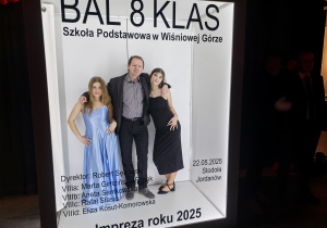 Uczniowie klasy 8c wychowawcą