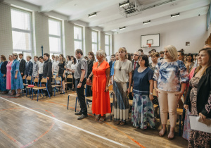 Zdjęcie grupowe uczniów i nauczycieli