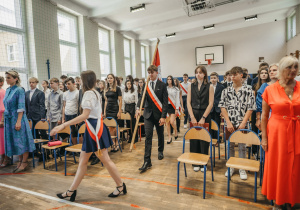 Zdjęcie grupowe uczniów i nauczycieli