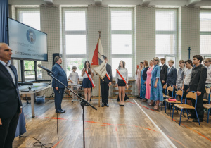 Zdjęcie grupowe uczniów i nauczycieli
