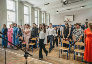 Zdjęcie grupowe uczniów i nauczycieli