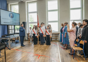 Zdjęcie grupowe uczniów i nauczycieli