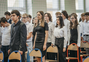 Zdjęcie grupowe uczniów i nauczycieli