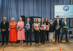 Zdjęcie grupowe uczniów i nauczycieli