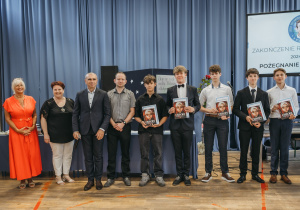 Zdjęcie grupowe uczniów i nauczycieli
