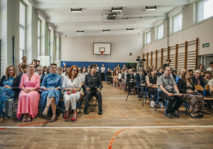 Zdjęcie grupowe uczniów i nauczycieli