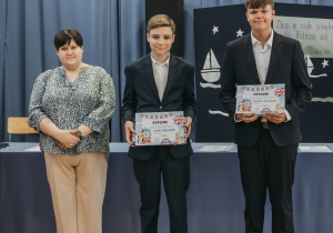 Zdjęcie grupowe uczniów i nauczycieli