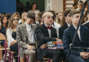 Zdjęcie grupowe uczniów i nauczycieli
