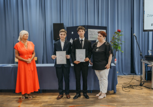 Zdjęcie grupowe uczniów i nauczycieli