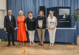 Zdjęcie grupowe uczniów i nauczycieli