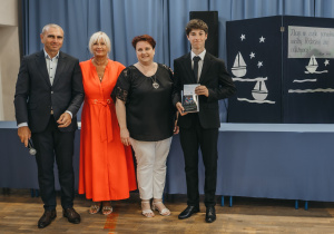 Zdjęcie grupowe uczniów i nauczycieli