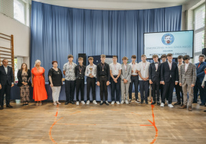 Zdjęcie grupowe uczniów i nauczycieli