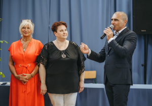 Zdjęcie grupowe uczniów i nauczycieli