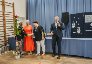 Zdjęcie grupowe uczniów i nauczycieli