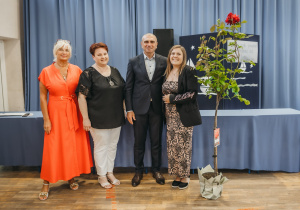 Zdjęcie grupowe uczniów i nauczycieli