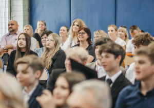 Zdjęcie grupowe uczniów i nauczycieli