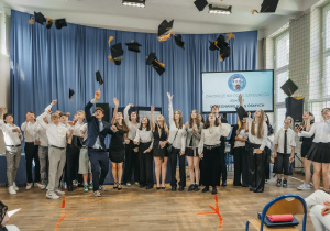 Zdjęcie grupowe uczniów i nauczycieli