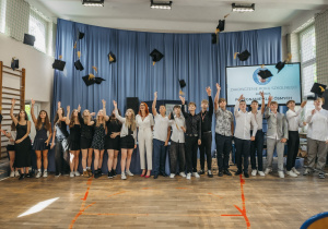 Zdjęcie grupowe uczniów i nauczycieli