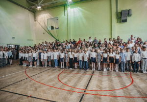 Zdjęcie grupowe uczniów, nauczycieli i rodziców