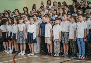 Zdjęcie grupowe uczniów, nauczycieli i rodziców