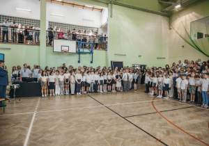 Zdjęcie grupowe uczniów, nauczycieli i rodziców