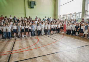 Zdjęcie grupowe uczniów, nauczycieli i rodziców