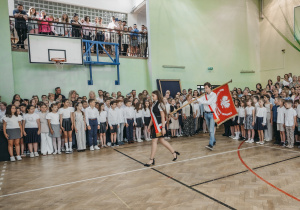 Zdjęcie grupowe uczniów, nauczycieli i rodziców