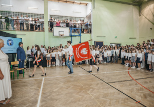 Zdjęcie grupowe uczniów, nauczycieli i rodziców